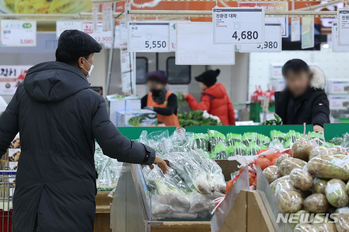 [서울=뉴시스] 권창회 기자 = 지난 24일 서울 시내 대형마트에서 고객들이 장을 보고 있는 모습. 2024.01.24. kch0523@newsis.com