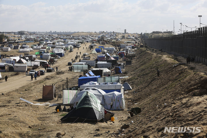 [라파=AP/뉴시스] 1월 24일 가자지구 라파의 이집트 국경 철책 부근에서 팔레스타인 난민들이 텐트촌을 형성하고 있다. 2024.02.25.