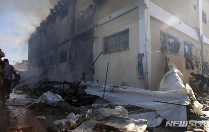 [칸유니스=AP/뉴시스] 지난 1월24일(현지시각) 가자지구 칸유니스에서 이스라엘 전차 공격을 받은 유엔 팔레스타인 난민구호기구(UNRWA) 교육센터 건물이 불에 타는 모습. 2024.05.16.