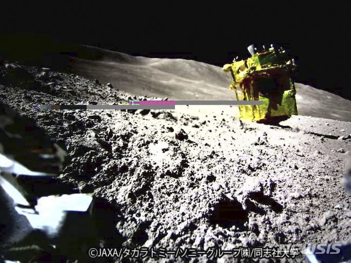 [AP/뉴시스]일본 우주항공연구개발기구(JAXA)가 공개한 달 탐사선 '슬림(SLIM)'의 월면 촬영 사진. 
