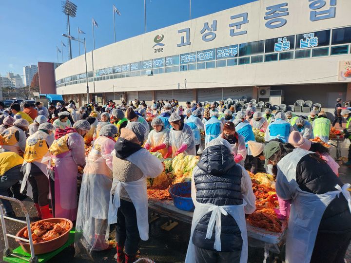 [고성(경남)=뉴시스] 신정철 기자= 경남 고성군은 2023년 인구 대비 연인원 자원봉사 활동률이 55.89%로 경남도 내 18개 시·군 가운데 1위로 나타났다.사진은 지난해 김치봉사 활동. (사진=고성군 제공). 2024.01.25. photo@newsis.com *재판매 및 DB 금지