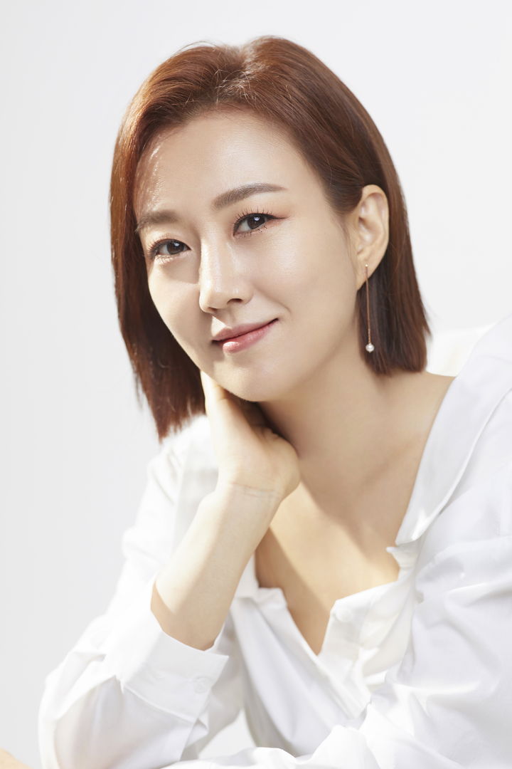 장윤정, '진성빅쇼' MC…"40년 무명·암투병 극복 존경"