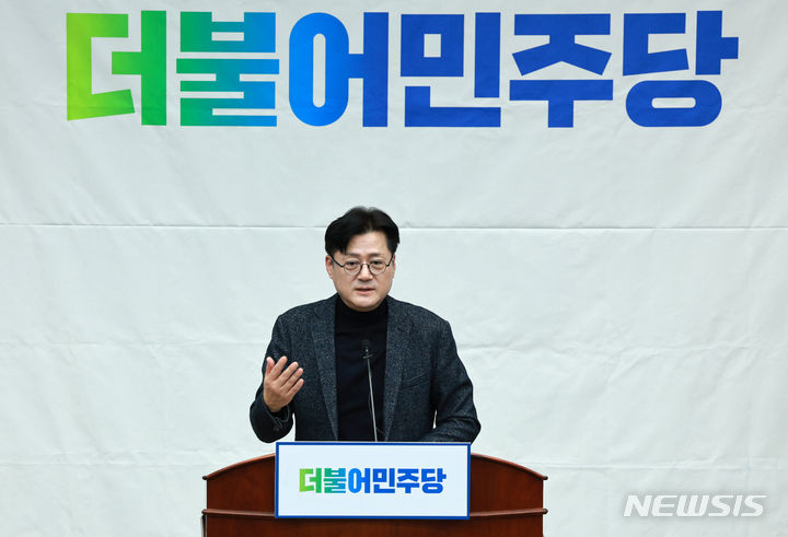 [서울=뉴시스] 고범준 기자 = 홍익표 더불어민주당 원내대표가 25일 오전 서울 여의도 국회에서 열린 의원총회에서 발언하고 있다. 2024.01.25. bjko@newsis.com