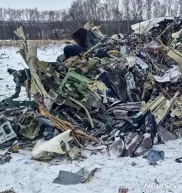 [야블로노보=AP/뉴시스] 러시아군 수송기 Il-76의 잔해가 벨고로드주 야블로노보 인근에 흩어져 있다. 2024.01.26