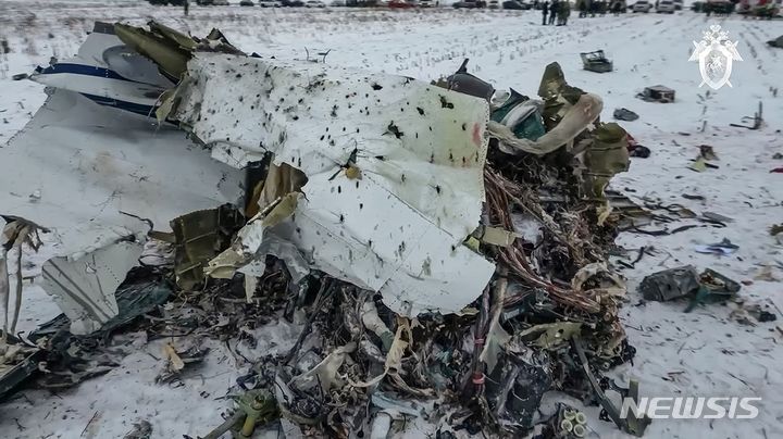 [야블로노보=AP/뉴시스] 러시아 조사위원회가 25일(현지시간) 공개한 영상 사진에 러시아군 수송기 Il-76의 잔해가 벨고로드주 야블로노보 인근에 흩어져 있다. 러시아 국방부는 전날 우크라이나 포로 65명, 러시아 군인 3명과 승무원 6명을 태운 수송기가 접경지대인 벨고로드에서 우크라이나의 미사일 격추를 받아 탑승자 전원이 사망했다고 발표했다. 우크라이나는 현장에서 발견된 시신이 5구뿐이라는 첩보를 입수했다며 러시아의 주장에 의문을 제기했다. 2024.01.26.