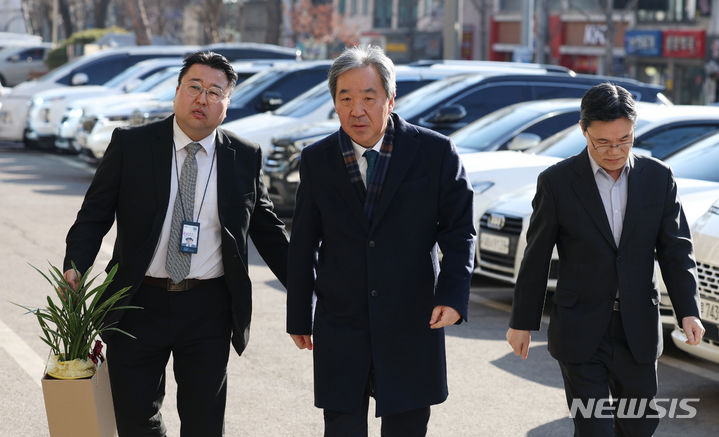 [서울=뉴시스] 고승민 기자 = 한오섭 대통령실 정무수석이 26일 배현진 국민의힘 의원을 병문안 하기위해 서울 순천향대병원으로 향하고 있다. 2024.01.26. kkssmm99@newsis.com