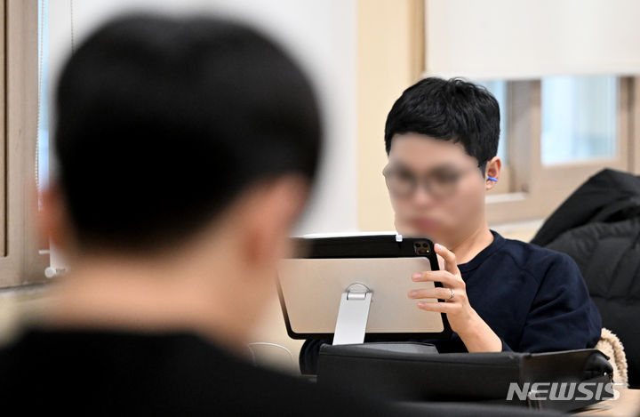 [광주=뉴시스] 김혜인 기자 = 제21대 대통령 선거를 13일 앞두고 차기 정부가 취업 준비생(취준생)들의 '취업 사교육비' 부담에 주목해야 한다는 목소리가 나오고 있다. 2024.01.25. hyein0342@newsis.com