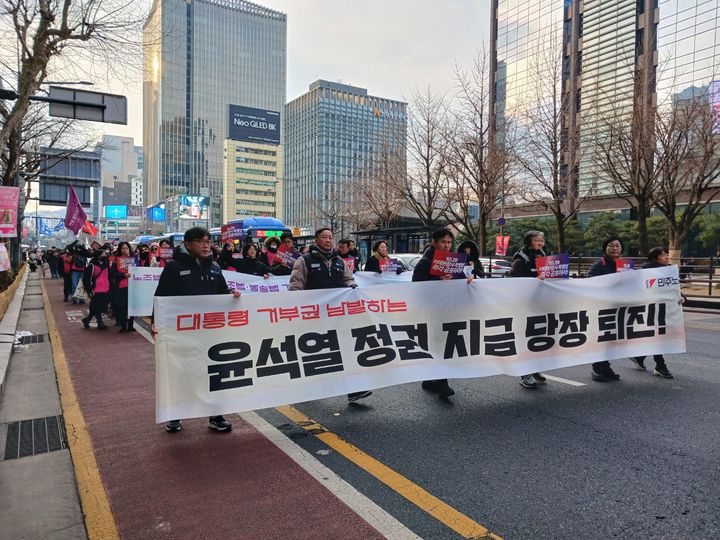 [서울=뉴시스] 우지은 기자=10·29 이태원 참사 유가족협의회(유가협)와 시민대책회의도 서울 중구 프레스센터 앞에서 '10·29 이태원 참사 특별법 공포 촉구 대회'를 열고 "예외적 상황에서나 제한적으로 행사할 수 있는 재의요구권(거부권)을 남발하는 윤 대통령을 규탄한다"고 밝혔다. 사진은 이태원 유가협과 민주노총이 27일 행진하는 모습. 2024.01.27. now@newsis.com *재판매 및 DB 금지