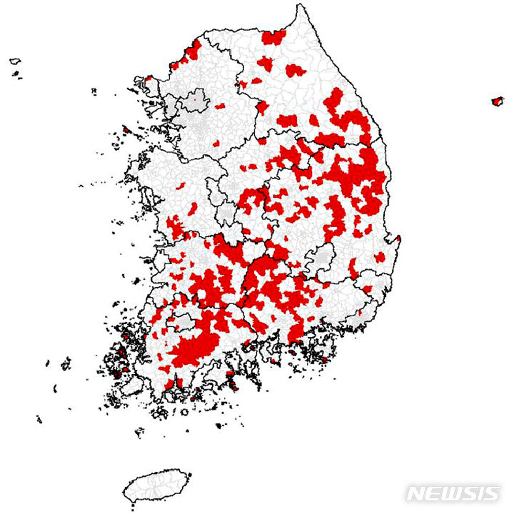 [나주=뉴시스] 농촌경제연구원이 통계청 인구총조사 자료를 활용해 작성한 '2020년 인구 2000명 이하 읍면 355곳 분포도'. (그래픽=농촌경제연구원 제공) 2024.01.28. photo@newsis.com *재판매 및 DB 금지