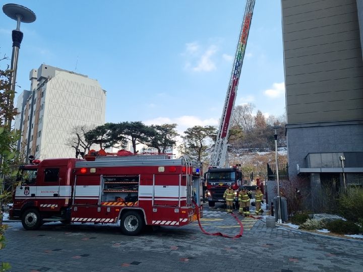 [광주=뉴시스] 광주 남부소방서는 지난 24일부터 26일까지 지역내 특급소방안전관리대상물 3곳(고층 아파트)에서 고층 건축물 화재에 대비한 민·관 합동 소방 훈련을 진행했다고 29일 밝혔다. (사진 = 광주 남부소방서 제공) 2024.01.29. photo@newsis.com *재판매 및 DB 금지