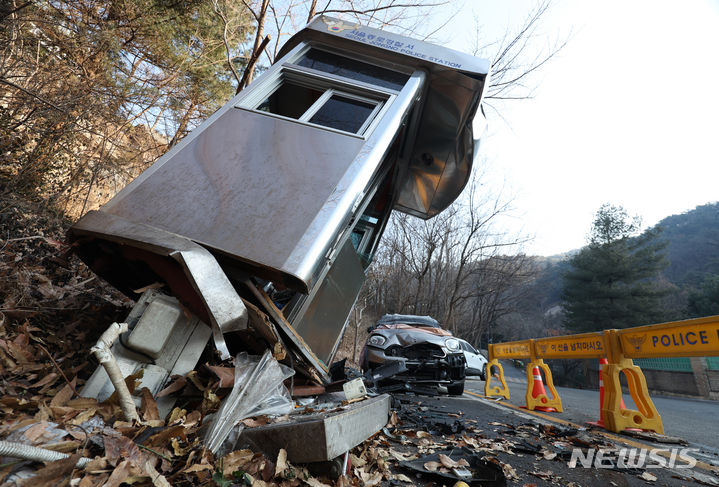 [서울=뉴시스] 김진아 기자 = 29일 서울 종로구 러시아대사관저 앞 초소가 전날 저녁 발생한 사고로 파손돼 있다. 소방당국에 따르면 전날 오후 10시10분께 SUV 차량이 러시아대사관저 앞 초소를 들이받아 이곳을 지키던 경찰관 한 명이 크게 다치는 사고가 발생했다. 2024.01.29. bluesoda@newsis.com