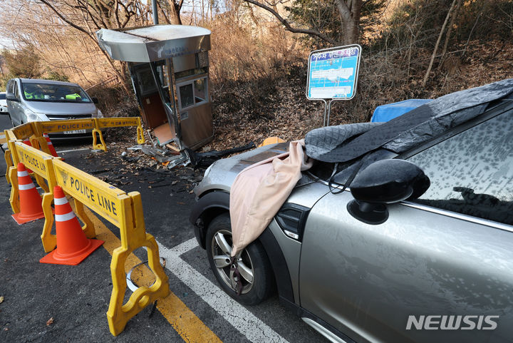 [서울=뉴시스] 김진아 기자 = 29일 서울 종로구 러시아대사관저 앞 초소가 전날 저녁 발생한 사고로 파손돼 있다. 소방당국에 따르면 전날 오후 10시10분께 SUV 차량이 러시아대사관저 앞 초소를 들이받아 이곳을 지키던 경찰관 한 명이 크게 다치는 사고가 발생했다. 2024.01.29. bluesoda@newsis.com