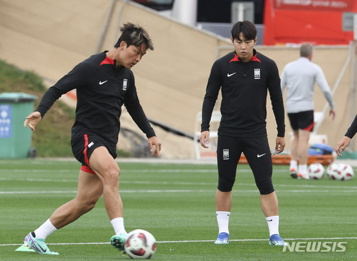 [도하(카타르)=뉴시스] 김근수 기자 = 대한민국 축구 국가대표팀 이강인, 오현규가 29일(현지시간) 카타르 도하 알에글라 트레이닝 센터에서 사우디아라비아와 16강전을 하루 앞두고 패스 훈련을 하고 있다. 2024.01.29. ks@newsis.com