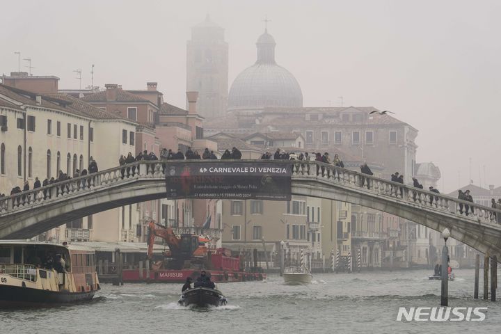 [베네치아(이탈리아)=AP/뉴시스]지난 1월27일 이탈리아 베네치아의 한 다리에 베네치아 카니벌 개막을 알리는 현수막이 붙어 있다. 이탈리아 베니스가 이번 주부터 감당하기 힘들 정도로 몰려드는 관광객들로 인한 압력을 완화하기 위해 세계 최초로 일일 여행자들에게 입장료를 부과하기 시작할 것이라고 AFP통신이 23일 보도했다. 2024.04.23.