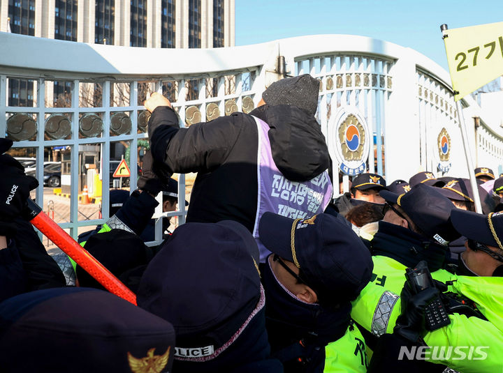 [서울=뉴시스] 김진아 기자 = 10.29 이태원 참사 유가족들이 30일 서울 종로구 정부서울청사 앞에서 이태원참사 특별법 공포 촉구 기자회견을 하던 중 국무회의에서 이태원 참사 특별법 재의요구안(거부권)이 의결되자 항의하고 있다. 2024.01.30. bluesoda@newsis.com