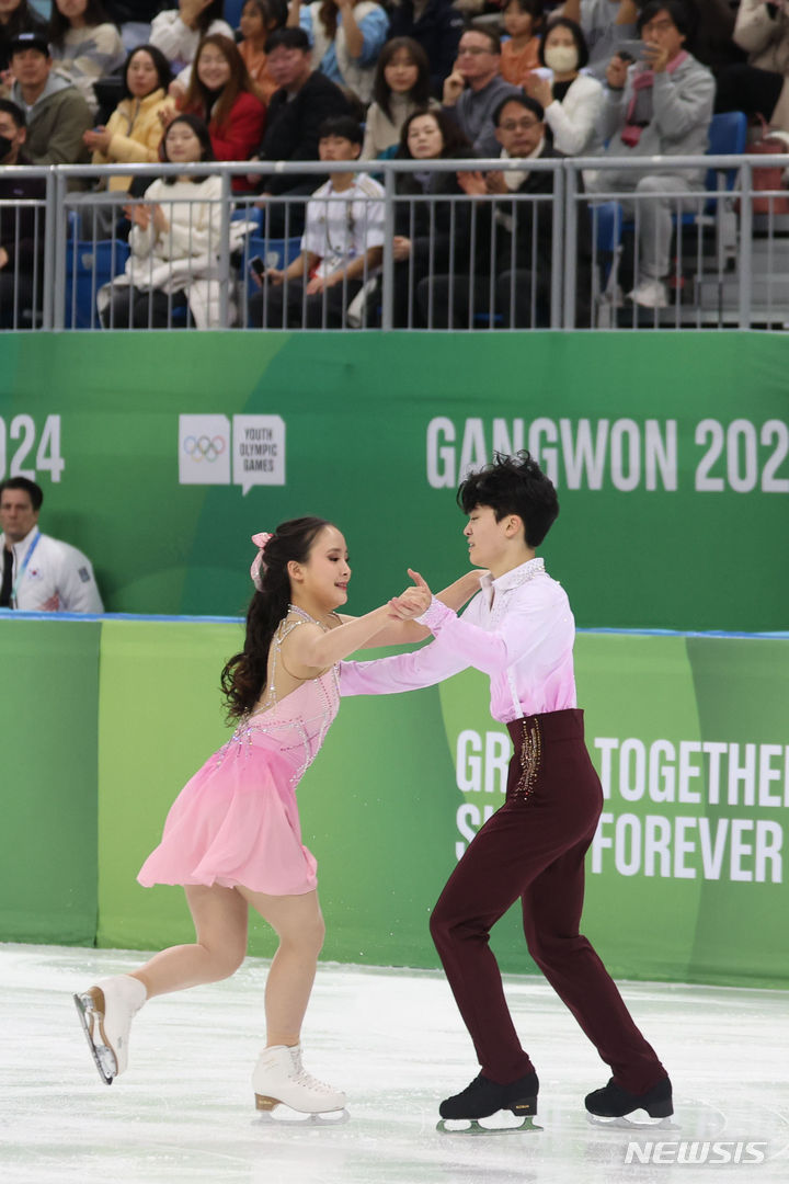 [강릉=뉴시스] 권창회 기자 = 30일 오후 강원 강릉 올림픽파크 아이스아레나에서 열린 2024 강원동계청소년올림픽 대회 피겨 아이스 프리 댄스 경기, 대한민국 김지니와 이나무 조가 연기를 펼치고 있다. 2024.01.30. kch0523@newsis.com