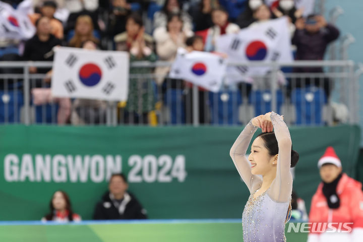 [강릉=뉴시스] 권창회 기자 = 30일 오후 강원 강릉 올림픽파크 아이스아레나에서 열린 2024 강원동계청소년올림픽 대회 피겨 여자 싱글 프리 스케이팅 경기, 은메달을 받은 신지아가 팬들에게 감사인사를 하고 있다. 2024.01.30. kch0523@newsis.com