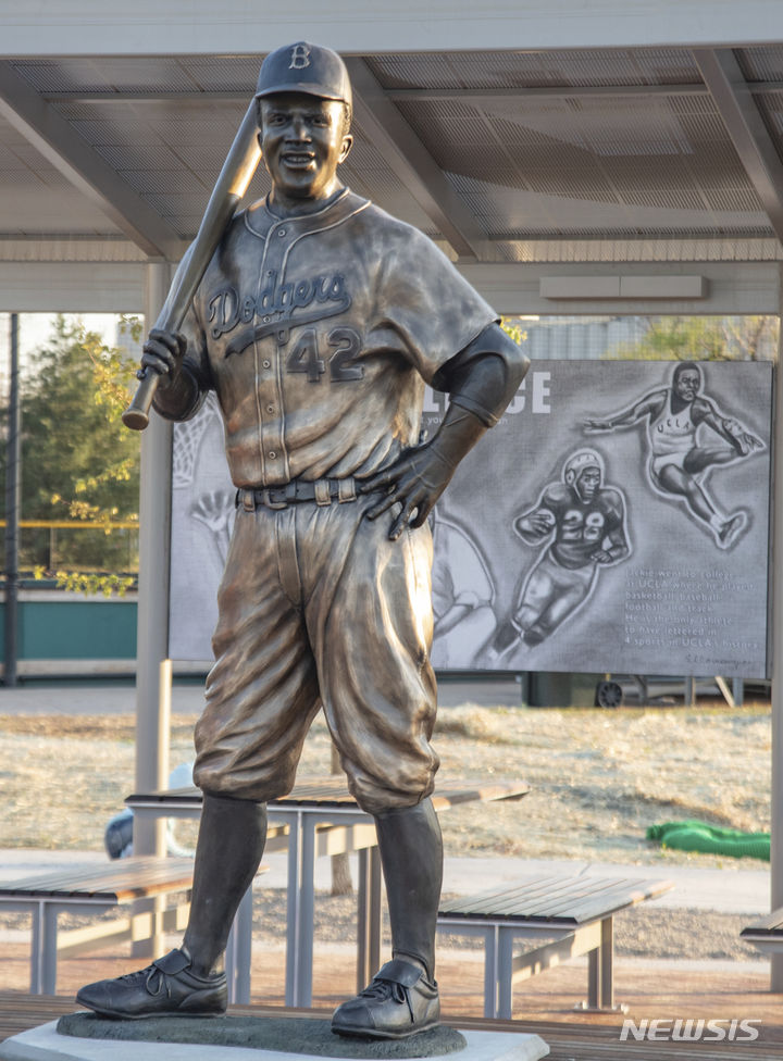 [캔자스주=AP/뉴시스]미국 캔자스주 한 공원에 설치된 재키 로빈슨의 동상이 지난 26일 도난 당했다. 사진은 도난 당하기 전 모습. 
