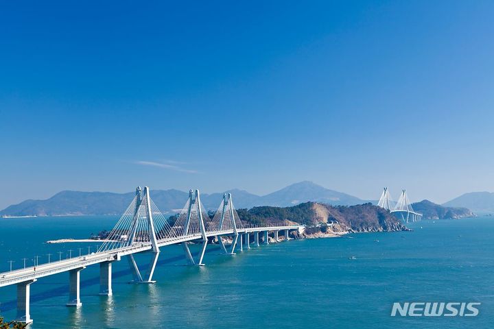 [창원=뉴시스] 경남 거제시와 부산 가덕도를 잇는 거가대교.(사진=경남도 제공) 2024.01.31. photo@newsis.com