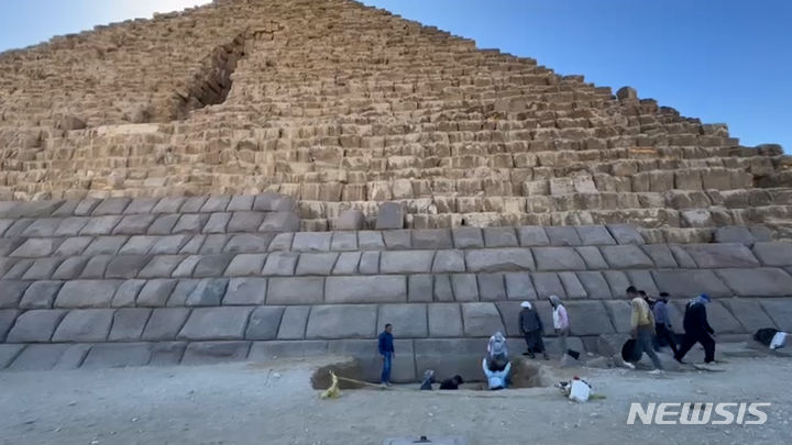 이집트 당국이 수도 카이로 인근 기자(Giza)의 평원에 솟아있는 4500년 전 고대 유적인 피라미드를 화강암 블록으로 덮는 복원 공사 영상을 소셜미디어(SNS)에 공개했다. 그러나 영상이 공개된 후 복원이 아니라 훼손하는 것이란 논란이 일며 비판이 쏟아지고 있다. 출처 : @Dr. Mostafa Waziry *재판매 및 DB 금지