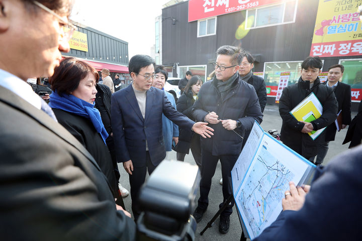 [용인=뉴시스] 김동연 지사가 31일 용인시 수지구 고기동 고기교를 찾아 현장을 점검했다. (사진=경기도 제공) 2024.01.31. photo@newsis.com *재판매 및 DB 금지