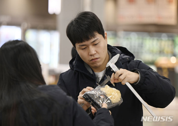 [광주=뉴시스] 박기웅 기자 = 31일 오전 광주 북구 한 대형마트에서 설 명절을 앞두고 광주시와 5개 자치구, 한국환경공단 직원들이 과대포장 업체 집중 점검을 하고 있다. 광주시는 과대포장 의심제품에 대해 포장 검사 명령과 함께 결과에 따라 최대 300만원 이하의 과태료를 부과할 방침이다. 2024.01.31. pboxer@newsis.com