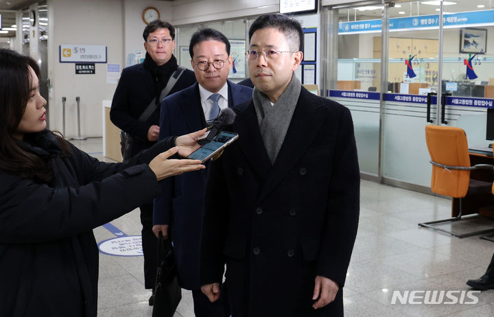 [서울=뉴시스] 조성우 기자 = 손준성 대구고검 차장검사가 31일 오전 서울 서초구 서울중앙지방법원에서 열린 고발사주 공직선거법 위반 등 혐의 선고 공판에 출석하고 있다. 2024.01.31. xconfind@newsis.com