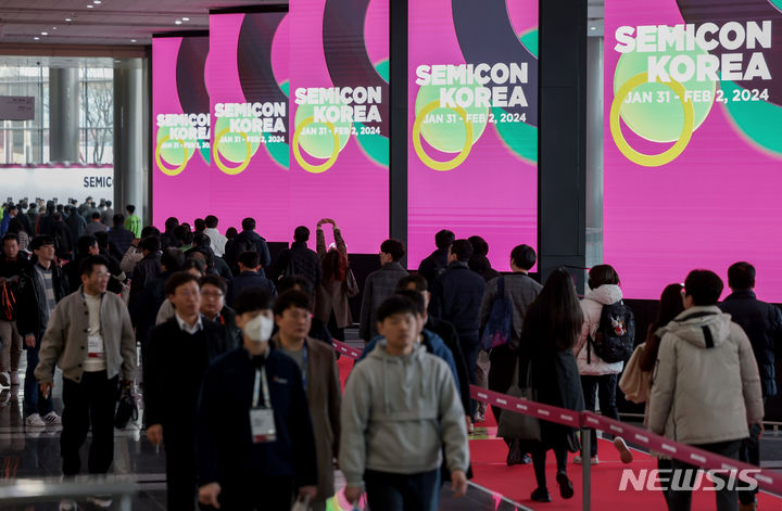 [서울=뉴시스] 김진아 기자 = 31일 서울 강남구 코엑스가 '세미콘 코리아 2024' 관람객들로 북적이고 있다. 이번 행사의 주제는 '경계를 넘어선 혁신(Innovation Beyond Boundaries)'으로 글로벌 반도체 기업 약 500여곳이 참여해 첨단 반도체 기술을 선보인다. 2024.01.31. bluesoda@newsis.com