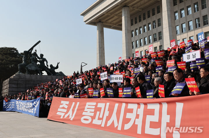 [서울=뉴시스] 황준선 기자 = 31일 오후 서울 여의도 국회 본청 앞 계단에서 중대재해처벌법 유예 촉구 전국 중소기업인 결의대회가 열리고 있다. 2024.01.31. hwang@newsis.com