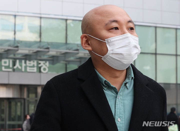 [수원=뉴시스] 김종택 기자 = 웹툰 작가 주호민씨가 1일 경기도 수원지방법원에서 아들을 정서적으로 학대한 혐의로 기소된 특수교사의 1심 선고 공판을 마치고 법원을 나서고 있다. (공동취재) 2024.02.01. photo@newsis.com