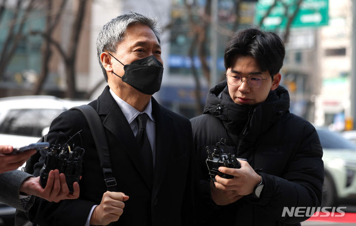 [서울=뉴시스] 여동준 기자 = 검찰이 드라마제작사 고가 인수 의혹을 받는 김성수 카카오엔터테인먼트(카카오엔터) 대표와 이준호 투자전략부문장에 대한 구속영장을 재청구했다. 사진은 지난달 1일 영장실질심사에 참석하는 김 대표. 2024.03.19. yeodj@newsis.com