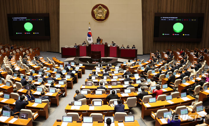 [서울=뉴시스] 추상철 기자 = 지난 1일 오후 서울 여의도 국회 본회의장에서 열린 제412회국회(임시회) 제2차 본회의에서 자동차관리법 일부개정법률안(대안)이 가결되고 있다. 2024.02.01. scchoo@newsis.com