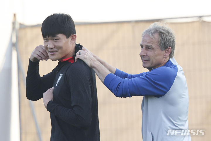 [도하(카타르)=뉴시스] 김근수 기자 = 대한민국 축구대표팀 위르겐 클린스만 감독이 1일(현지시간) 카타르 도하 알 에글라 트레이닝센터에서 호주와 아시안컵 8강전을 하루 앞두고 훈련에서 김민재 어깨를 마사지 주고 있다. 2024.02.01. ks@newsis.com