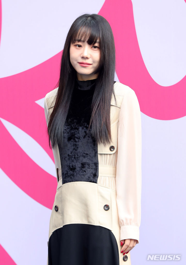 [서울=뉴시스] 김혜진 기자 = 배우 이시원이 2일 오후 서울 중구 동대문디자인플라자(DDP)에서 열린 2024 F/W 서울패션위크(SFW) 라이 쇼 참석에 앞서 포즈를 취하고 있다. 2024.02.02. jini@newsis.com