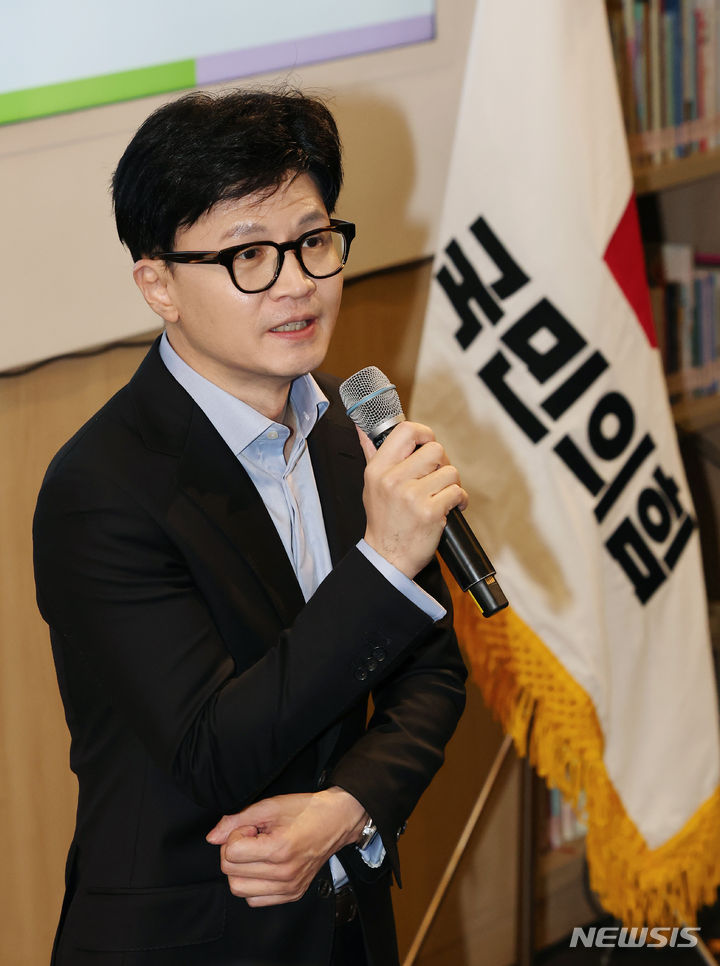 [서울=뉴시스]최진석 기자 = 한동훈 국민의힘 비상대책위원장이 2일 서울 송파구 송파책박물관에서 열린 국민의힘 송파을 당원 가족과 함께하는 2024 설날맞이 희망콘서트에서 축사를 하고 있다.<BR> 2024.02.02. myjs@newsis.com