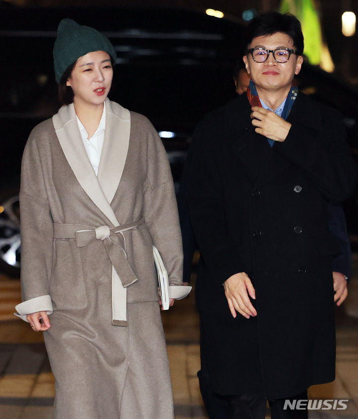 [서울=뉴시스]최진석 기자 = 국민의힘 한동훈 비상대책위원장과 배현진 의원이 2일 서울 송파구 송파책박물관에서 열린 국민의힘 송파을 당원 가족과 함께하는 2024 설날맞이 희망콘서트에 참석하고 있다.<BR> 2024.02.02. myjs@newsis.com