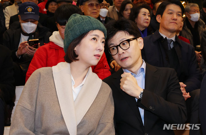 [서울=뉴시스]최진석 기자 = 국민위힘 한동훈(오른쪽) 비상대책위원장과 배현진 의원이 2일 서울 송파구 송파책박물관에서 열린 국민의힘 송파을 당원 가족과 함께하는 2024 설날맞이 희망콘서트에 참석해 대화를 나누고 있다.<BR> 2024.02.02. myjs@newsis.com