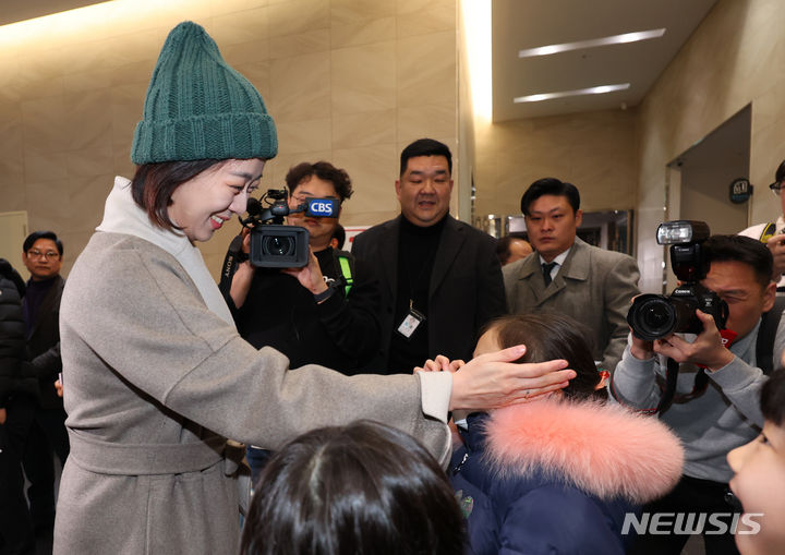 [서울=뉴시스]최진석 기자 = 배현진 국민의힘 의원이 2일 서울 송파구 송파책박물관에서 열린 국민의힘 송파을 당원 가족과 함께하는 2024 설날맞이 희망콘서트에 참석하며 어린이들과 인사를 나누고 있다.<BR> 2024.02.02. myjs@newsis.com