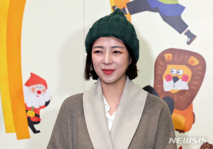 [서울=뉴시스]최진석 기자 = 배현진 국민의힘 의원이 2일 서울 송파구 송파책박물관에서 열린 국민의힘 송파을 당원 가족과 함께하는 2024 설날맞이 희망콘서트를 마친 후 인터뷰를 하고 있다.<BR> 2024.02.02. myjs@newsis.com