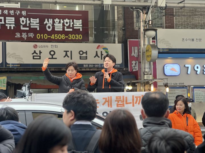 이준석 개혁신당 대표와 양향자 원내대표가 3일 대구 서문시장에서 정책 홍보를 진행하고 있다. (사진제공=개혁신당) *재판매 및 DB 금지