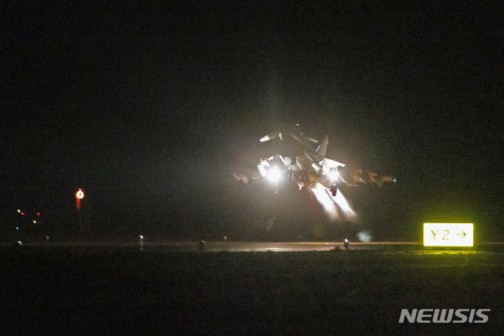 [키프로스=AP/뉴시스] 3일(현지시각) 사이프러스 RAF 아크로티리 공군기지에서 미군 전투기가 예멘 후티의 군사 목표물 공격을 위해 이륙하는 모습.