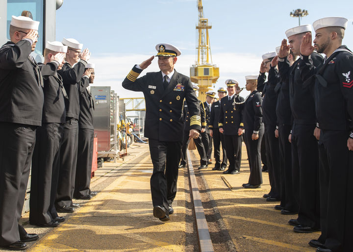 [서울=뉴시스] 2월 2일(현지시간) 양용모 해군참모총장이 미 전략핵잠수함 알래스카함(USS Alaska, SSBN-732) 승조원들의 경례를 받으며 승함하고 있다. (사진=해군 제공) 2024.02.04. photo@newsis.com *재판매 및 DB 금지