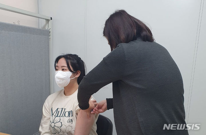 [과천=뉴시스] 장티푸스 무료 예방접종 현장.(사진 과천시 제공). 2024.02.04. photo@newsis.com *재판매 및 DB 금지