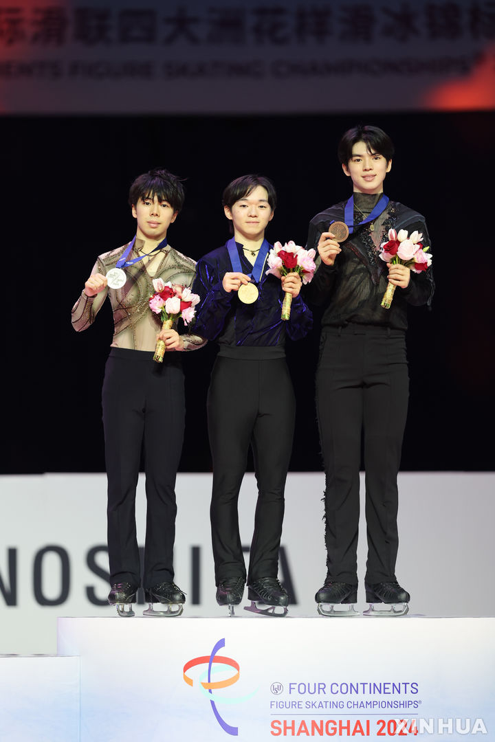 [상하이=신화/뉴시스] 피겨스케이팅 차준환(오른쪽) 선수가 3일(현지시간) 중국 상하이에서 열린 2024 국제빙상경기연맹(ISU) 피겨 사대륙선수권대회 남자 싱글 종목 동메달을 획득, 시상식에서 메달을 들어보이며 포즈를 취하고 있다. 왼쪽은 은메달 일본 사토 슌, 가운데는 금메달 일본 카기야마 유마. 2024.02.04.