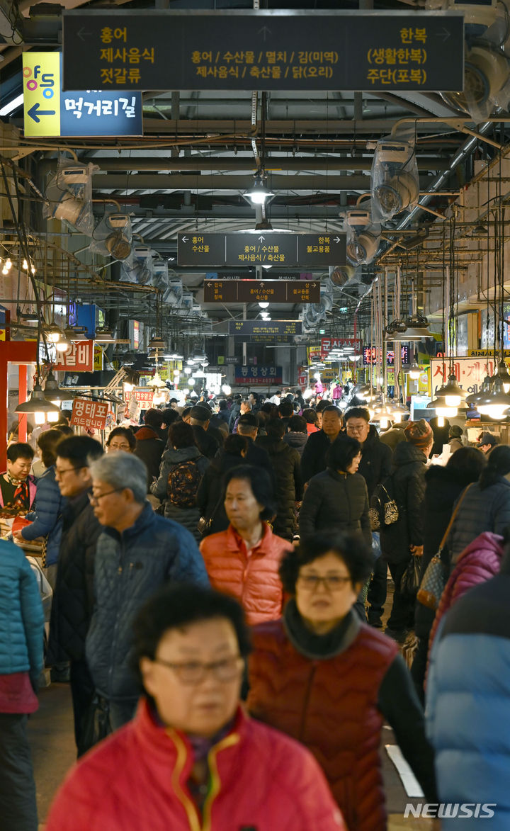 [광주=뉴시스] 이영주 기자 = 설 연휴를 5일 잎둔 4일 오전 광주 서구 양동시장이 인파로 붐비고 있다. 2024.02.04. leeyj2578@newsis.com