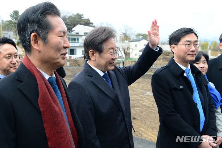 [양산=뉴시스] 차용현 기자 = 4일 오후 경남 양산시 문 전 대통령 사저 방문을 마친 더불어민주당 이재명 대표가 지도부와 함께 차량으로 이동하고 있다. 2024.04.04.con@newsis.com