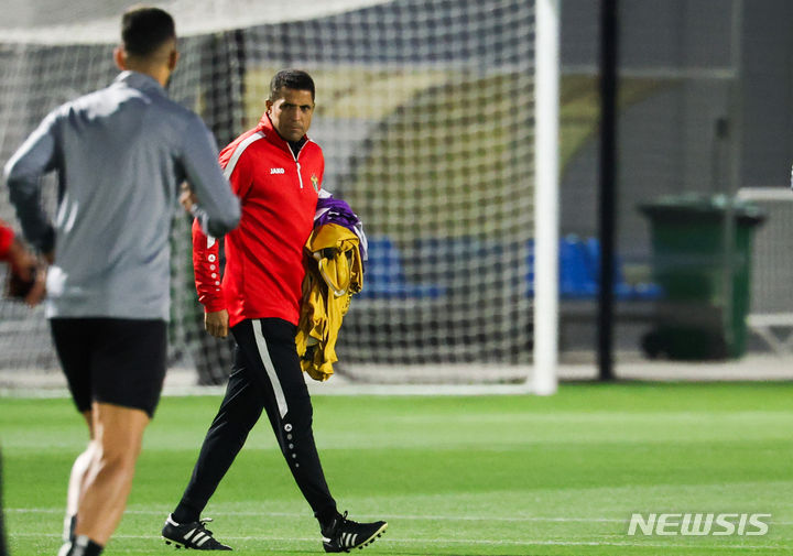 [도하(카타르)=뉴시스] 김근수 기자 = 요르단 축구 국가대표팀 후세인 아모타 감독이 4일(현지시간) 카타르 도하 알에글라 트레이닝 센터에서 훈련을 지켜보고 있다. 2024.02.05. ks@newsis.com