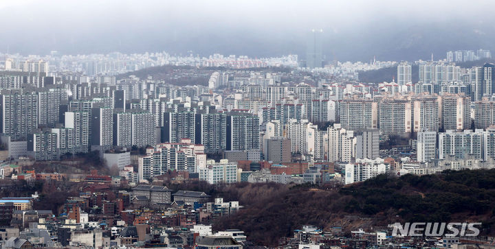 [서울=뉴시스] 홍효식 기자 = 최근 10년간 높은 집값 등을 이유로 서울 인구가 86만명 넘게 순유출된 것으로 나타났다. 5일 통계청 국가통계포털에 따르면 2014∼2023년 서울에서 부산·인천·경기 등 다른 시도로 전출한 인구는 547만 2천명이다. 다른 시도에서 서울로 전입한 인구는 461만 1천명으로, 서울에서 순유출된 인구는 86만 1천명 가량이다. 사유별로 보면 '주택'을 이유로 전출을 한 인구가 174만1천명으로 가장 많았다. 사진은 5일 서울 중구 남산에서 바라본 아파트 모습. 2024.02.05. yesphoto@newsis.com