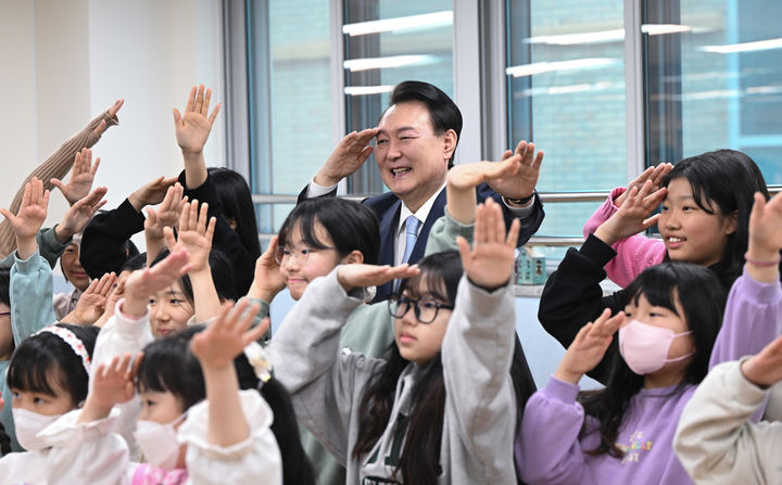 [서울=뉴시스] 윤석열 대통령이 지난달 5일 경기도 하남 신우초등학교에서 '따뜻한 돌봄과 교육이 있는 늘봄학교' 주제로 열린 아홉 번째 국민과 함께하는 민생토론회에 앞서 늘봄학교 방송댄스 프로그램을 참관하고 있다. (사진=대통령실 제공) 2024.03.04. photo@newsis.com *재판매 및 DB 금지