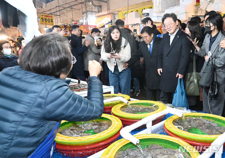 [광주=뉴시스] 박기웅 기자 = 이재명 더불어민주당 대표가 5일 오후 설 명절을 앞두고 광주 서구 양동시장을 찾아 상인과 인사를 하고 있다. 2024.02.05. pboxer@newsis.com